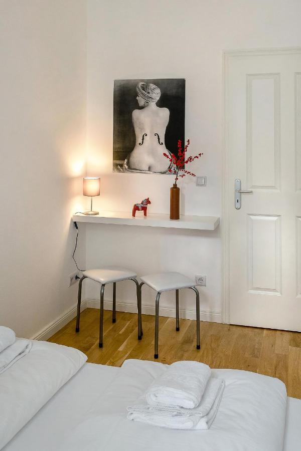 Newton-Appartement Mit 3 Schlafzimmern Берлин Екстериор снимка