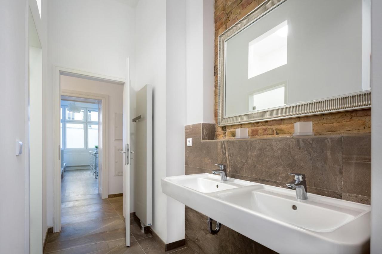 Newton-Appartement Mit 3 Schlafzimmern Берлин Екстериор снимка