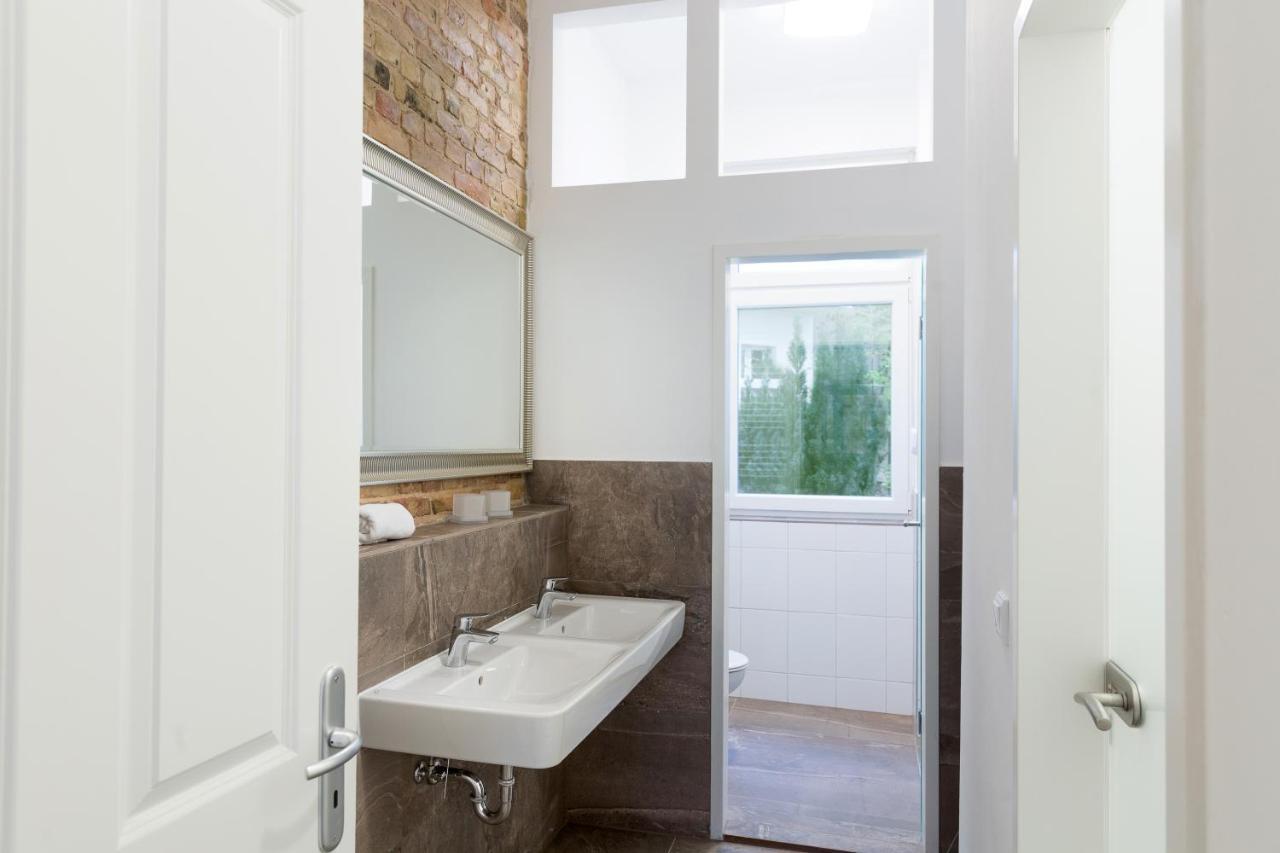 Newton-Appartement Mit 3 Schlafzimmern Берлин Екстериор снимка
