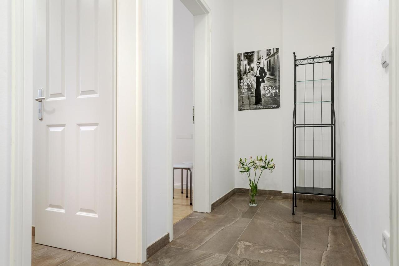 Newton-Appartement Mit 3 Schlafzimmern Берлин Екстериор снимка