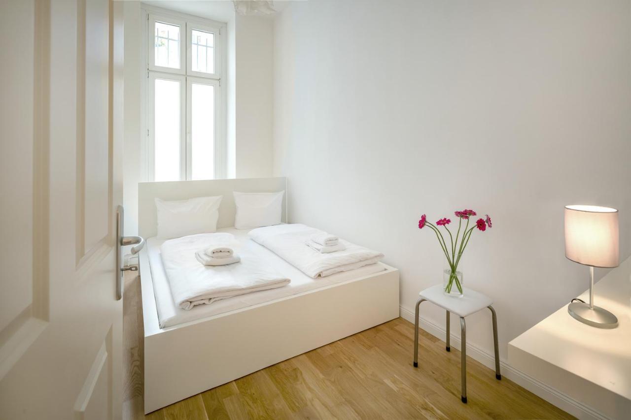 Newton-Appartement Mit 3 Schlafzimmern Берлин Екстериор снимка
