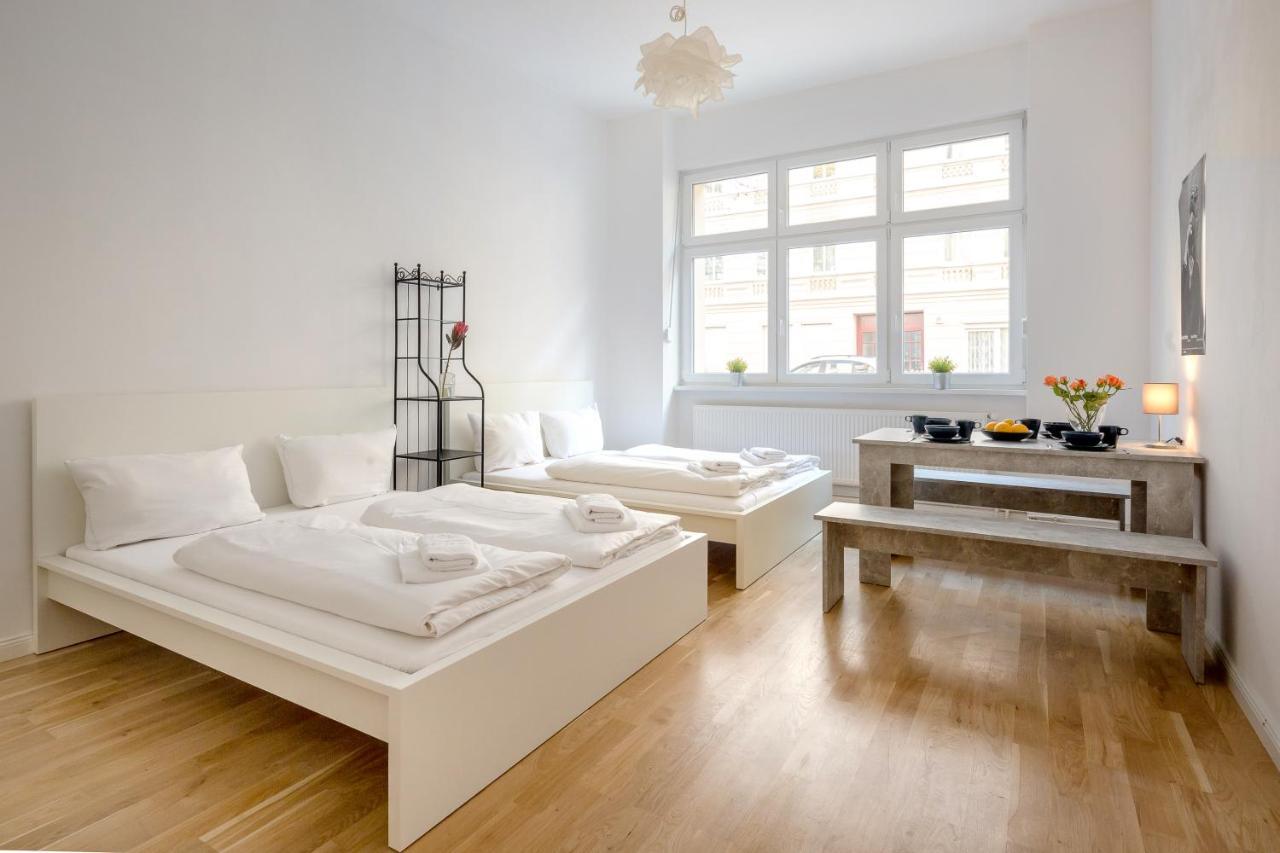 Newton-Appartement Mit 3 Schlafzimmern Берлин Екстериор снимка