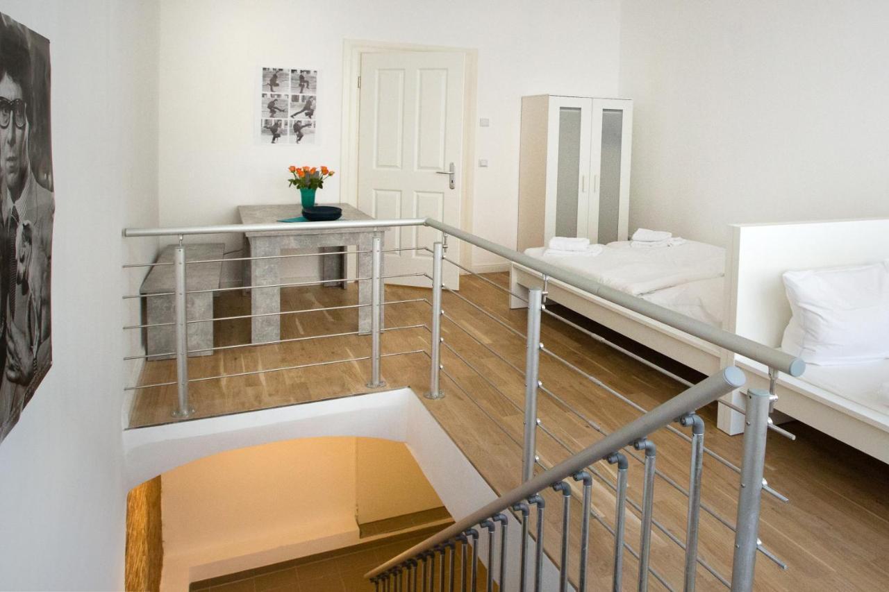 Newton-Appartement Mit 3 Schlafzimmern Берлин Екстериор снимка