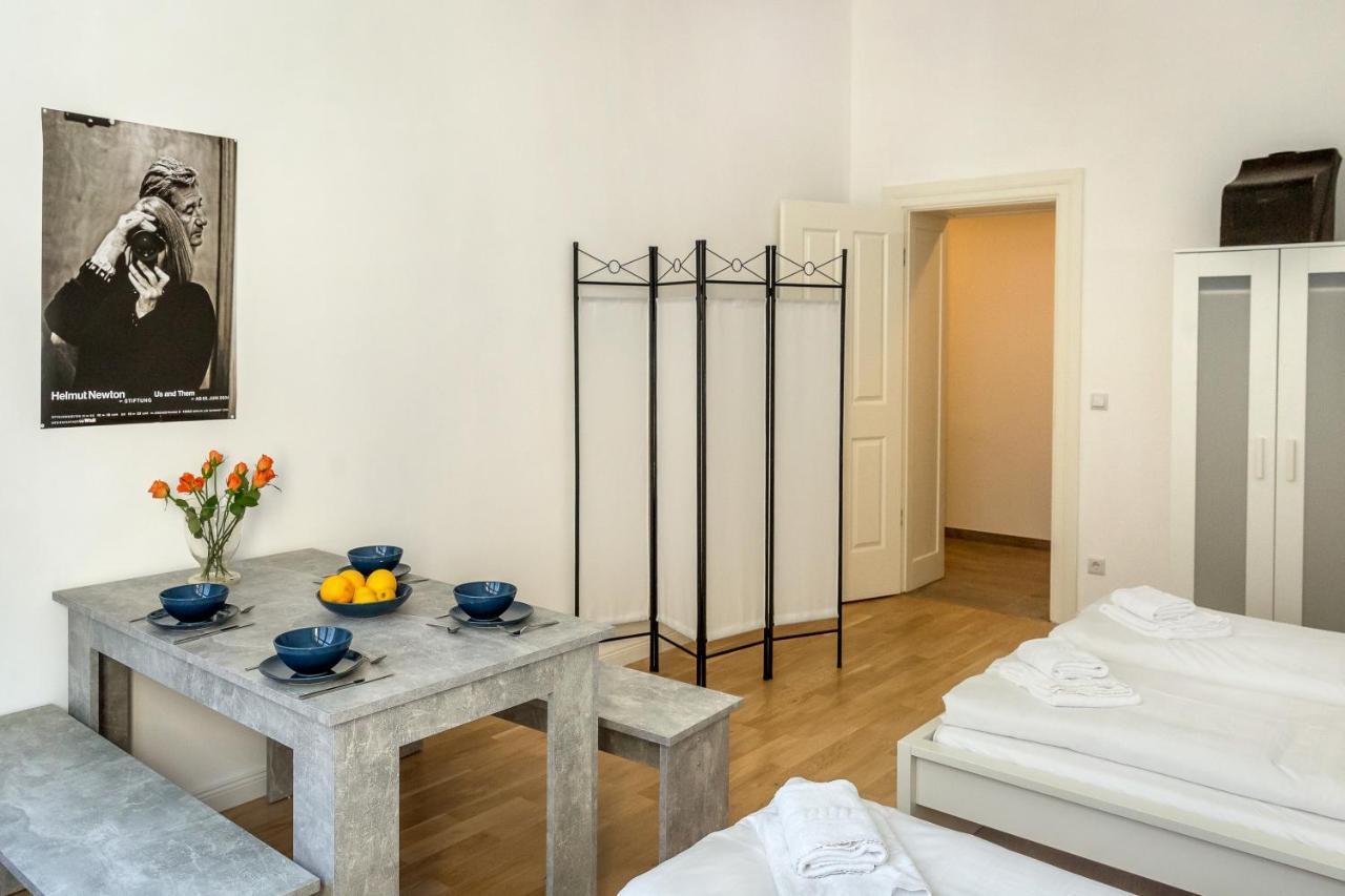 Newton-Appartement Mit 3 Schlafzimmern Берлин Екстериор снимка